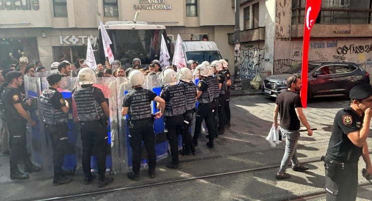 Haklarını arayan öğretmenleri polis engelledi: 30 kişi gözaltına alındı 1 Haklarını arayan öğretmenleri polis engelledi: 30 kişi gözaltına alındı
