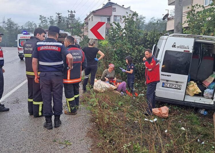 Fındık işçilerini taşıyan minibüs kaza yaptı: 17 kişi yaralandı