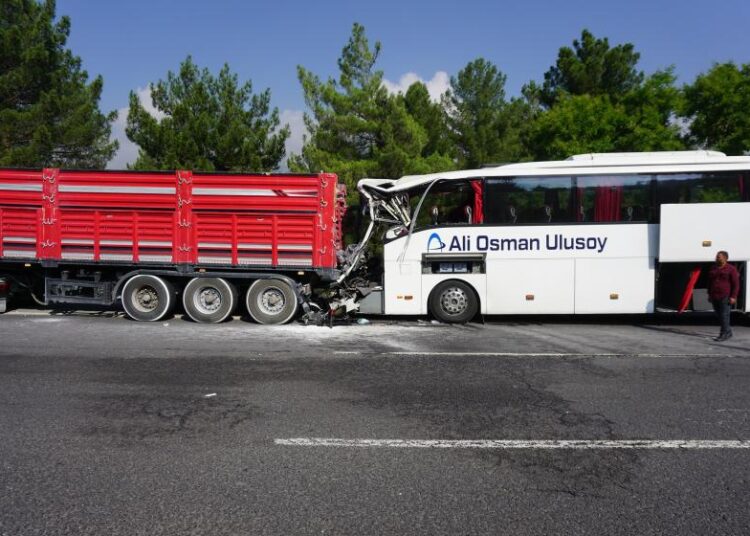Yolcu otobüsü tırla çarpıştı: 2 kişi yaşamını yitirdi, 12 kişi yaralandı 1 Yolcu otobüsü tırla çarpıştı: 2 kişi yaşamını yitirdi, 12 kişi yaralandı