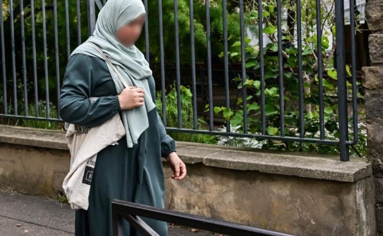 Fransa’da üç sendika, okullardaki abaya yasağını Danıştay’a taşıdı