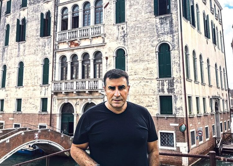 Sanatçı Ahmet Güneştekin, 600 yıllık Palazzo Gradenigo’yu satın aldı 1 Sanatçı Ahmet Güneştekin, 600 yıllık Palazzo Gradenigo’yu satın aldı