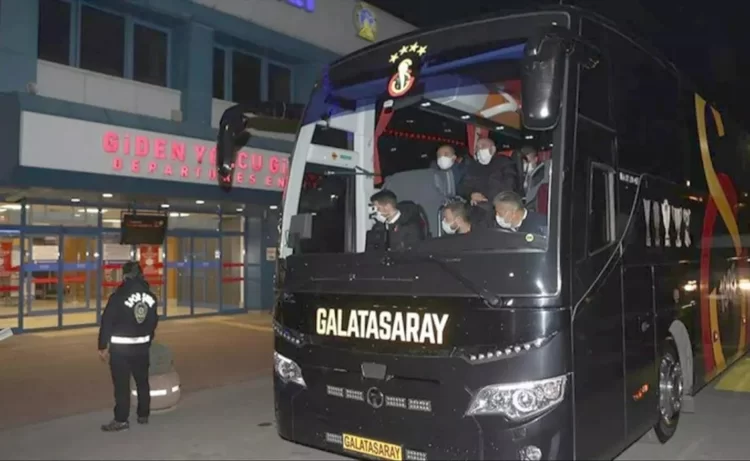 Gaziantep'te Galatasaray otobüsüne taşlı sopalı saldırı düzenlendi 1 Gaziantep’te Galatasaray otobüsüne taşlı sopalı saldırı düzenlendi