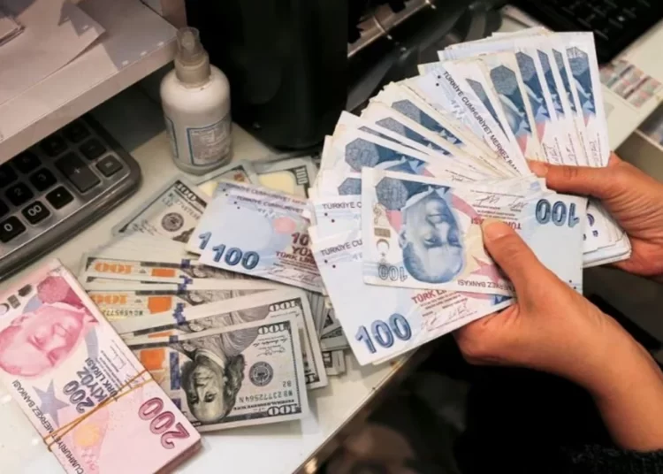 Döviz güne yatay seyirden başladı