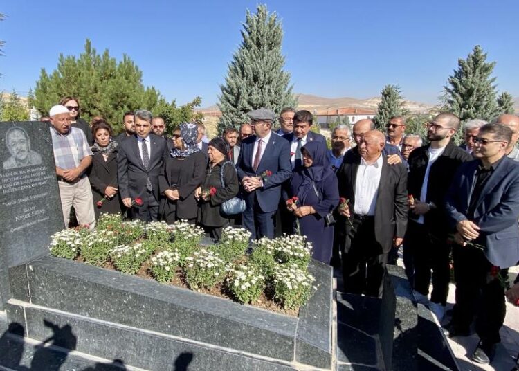 Neşet Ertaş, Kırşehir'de mezarı başında anıldı 1 Neşet Ertaş, Kırşehir’de mezarı başında anıldı