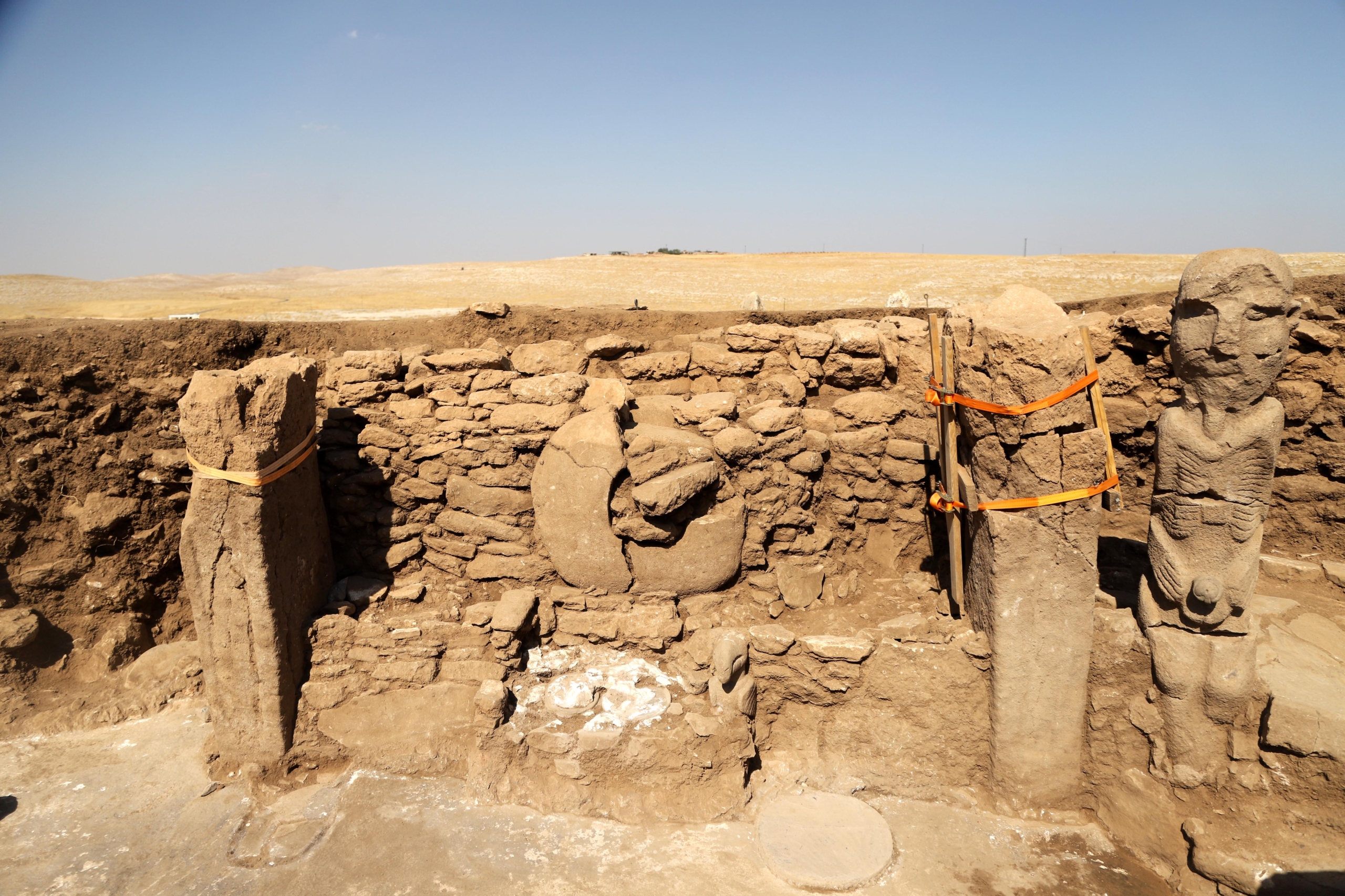 Göbeklitepe’de insan ve hayvan heykeli bulundu