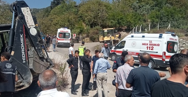Kamyon, cenaze namazı kılanlara çarptı: Ölü ve yaralılar var 1 Kamyon, cenaze namazı kılanlara çarptı: Ölü ve yaralılar var