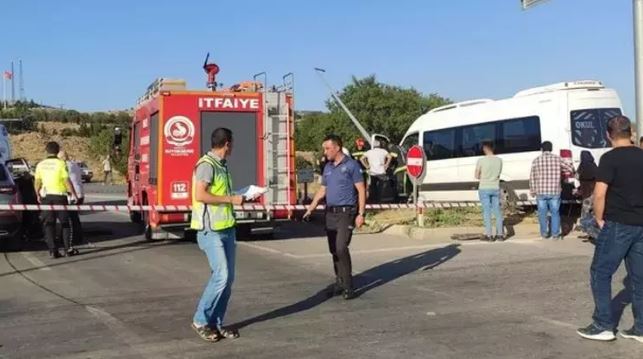 Denizli'de okul servisi iki araca çarptı: 8 yaralı 1 Denizli’de okul servisi iki araca çarptı: 8 yaralı