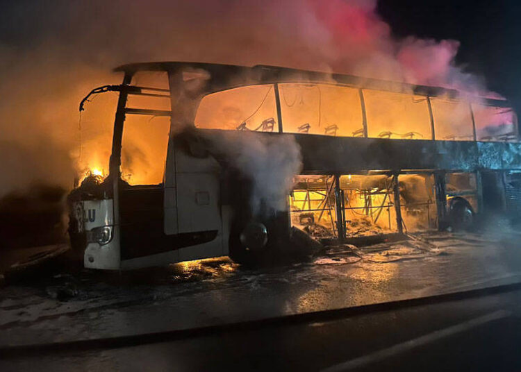 Sivas'ta seyir halindeki yolcu otobüsü yandı 1 Sivas’ta seyir halindeki yolcu otobüsü yandı