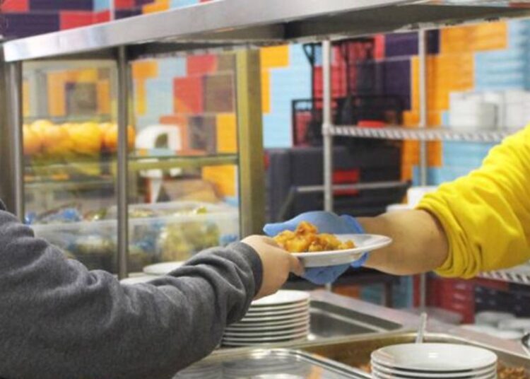 Okulda çocuklara 'bir öğün ücretsiz yemek' 2026'ya kaldı 1 Okulda çocuklara ‘bir öğün ücretsiz yemek’ 2026’ya kaldı