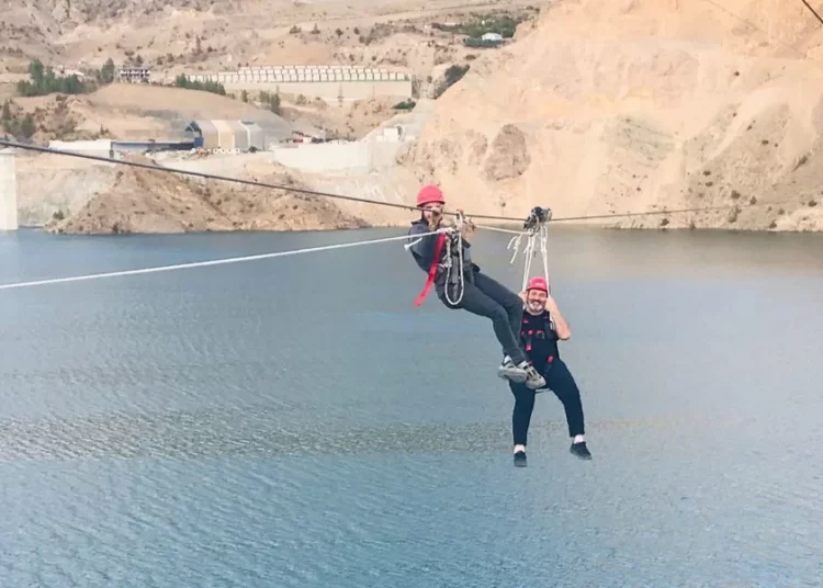 Belediye Başkanı, zipline yaparken mahsur kaldı 1 Belediye Başkanı, zipline yaparken mahsur kaldı