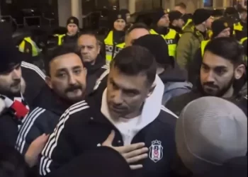 Gece yarısı ortalık karıştı! Beşiktaşlı taraftarlar, takımlarının oteline gitti!