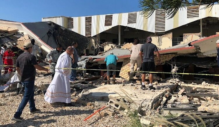 Ayinde kilisenin çatısı çöktü: Çok sayıda ölü ve yaralı var