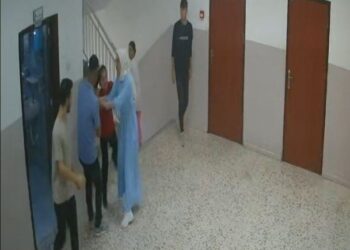 Okumasını istemediği kız kardeşinin okulunu basıp, 5 öğretmeni yaraladı