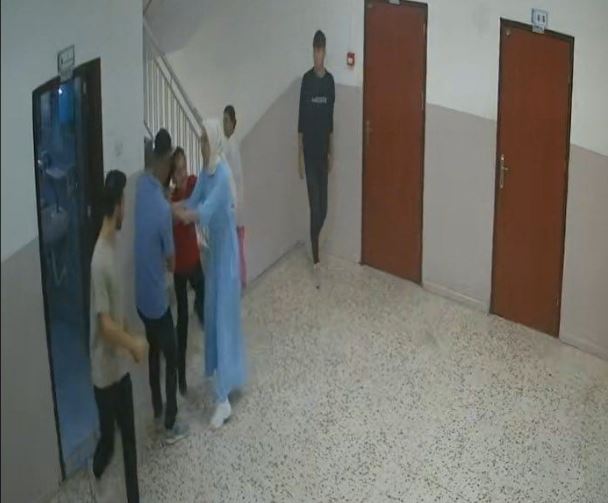 Okumasını istemediği kız kardeşinin okulunu basıp, 5 öğretmeni yaraladı 1 Okumasını istemediği kız kardeşinin okulunu basıp, 5 öğretmeni yaraladı