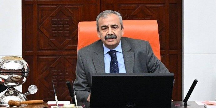 Meclis Başkanvekili Önder: Filistin’e gidelim diyorsunuz, benim yurt dışı yasağım var 1 Meclis Başkanvekili Önder: Filistin’e gidelim diyorsunuz, benim yurt dışı yasağım var