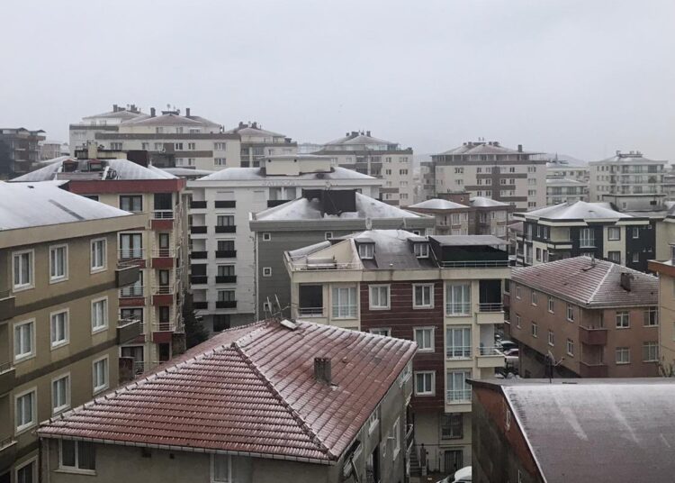 İstanbul ve Ankara’ya mevsimin ilk karı düştü