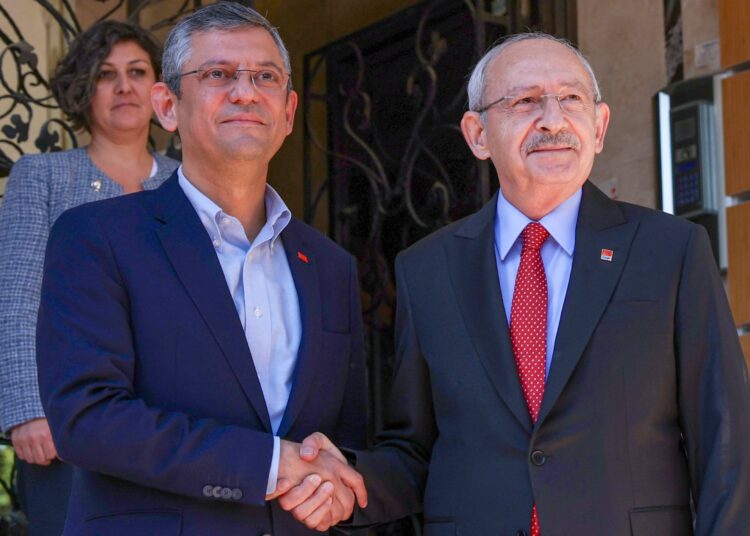 Kılıçdaroğlu: Özgür Özel’in elini kaldıracaktım ama o tweet ağırıma gitti… 1 Kılıçdaroğlu: Özgür Özel’in elini kaldıracaktım ama o tweet ağırıma gitti…