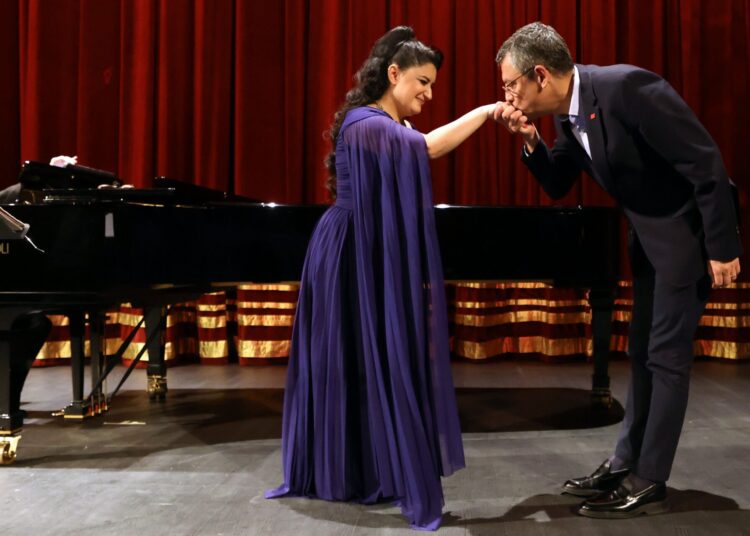 CHP lideri Özel, ünlü Kürt soprano Pervîn Chakar’ın dinletisine katıldı