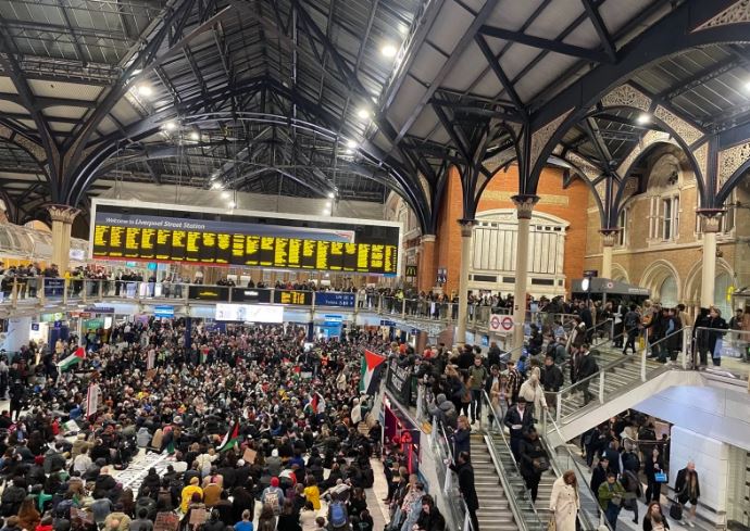 Londra’da yüzlerce kişi tren istasyonunda Gazze’de ateşkes için oturma eylemi düzenledi 1 Londra’da yüzlerce kişi tren istasyonunda Gazze’de ateşkes için oturma eylemi düzenledi