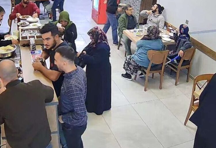 Tabağı süpürüp 'beğenmedim' diyerek hesap ödemeyen kaymakam: Bana kumpas kurmuşlar 1 Tabağı süpürüp ‘beğenmedim’ diyerek hesap ödemeyen kaymakam: Bana kumpas kurmuşlar