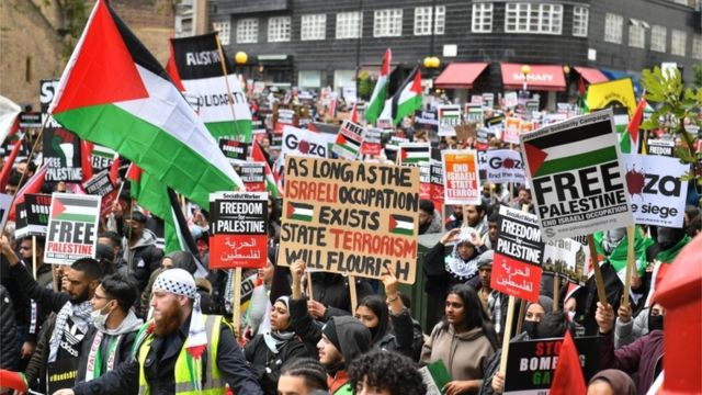 احتجاجات حاشدة في عدة مدن كبرى للمطالبة بوقف إطلاق النار في غزة 1 احتجاجات حاشدة في عدة مدن كبرى للمطالبة بوقف إطلاق النار في غزة