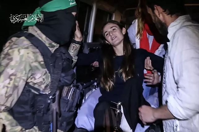 "الاحتلال لم يسمح لهم بالحديث".. إعلام عبري: الأسرى المفرج عنهم لم يتعرضوا لتعذيب أو سوء معاملة 1 “الاحتلال لم يسمح لهم بالحديث”.. إعلام عبري: الأسرى المفرج عنهم لم يتعرضوا لتعذيب أو سوء معاملة
