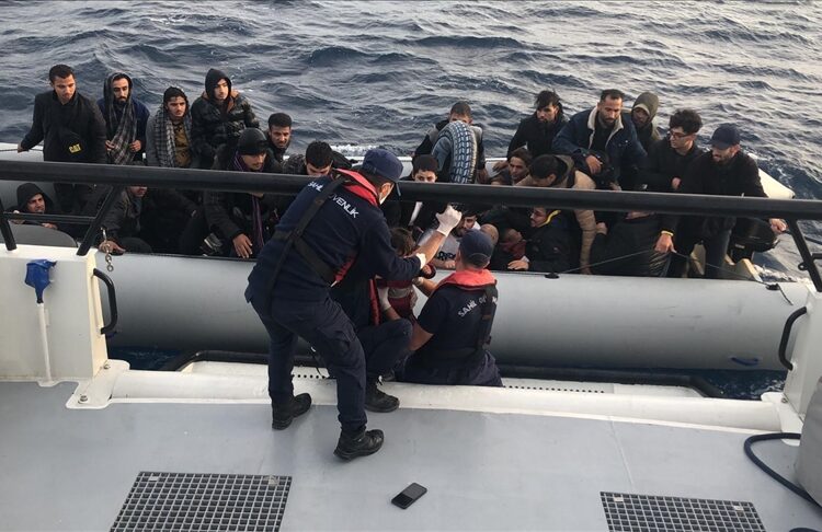 السلطات التركية تنقذ وتضبط 64 مهاجرا غربي تركيا 1 السلطات التركية تنقذ وتضبط 64 مهاجرا غربي تركيا