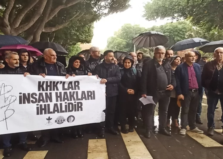 İnsan Hakları Haftası'nda KHK'lılardan eylem: 'Anayasa ihlali suçu devam ediyor' 1 İnsan Hakları Haftası’nda KHK’lılardan eylem: ‘Anayasa ihlali suçu devam ediyor’