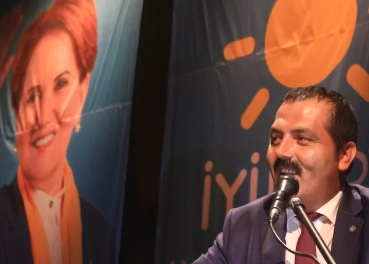 İYİ Parti'de, 'CHP ile iş birliğine ret' kararı sonrası ilk istifa Antalya'dan geldi 1 İYİ Parti’de, ‘CHP ile iş birliğine ret’ kararı sonrası ilk istifa Antalya’dan geldi