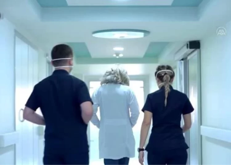 Yılın ilk 11 ayında 2 bin 785 doktor yurtdışına gitmek için başvuruda bulundu 1 Yılın ilk 11 ayında 2 bin 785 doktor yurtdışına gitmek için başvuruda bulundu