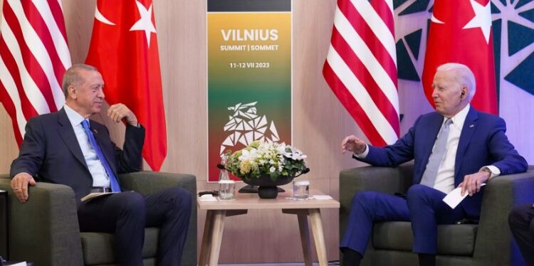 أردوغان لبايدن: حان وقت القول “كفى” للمأساة الإنسانية بغزة