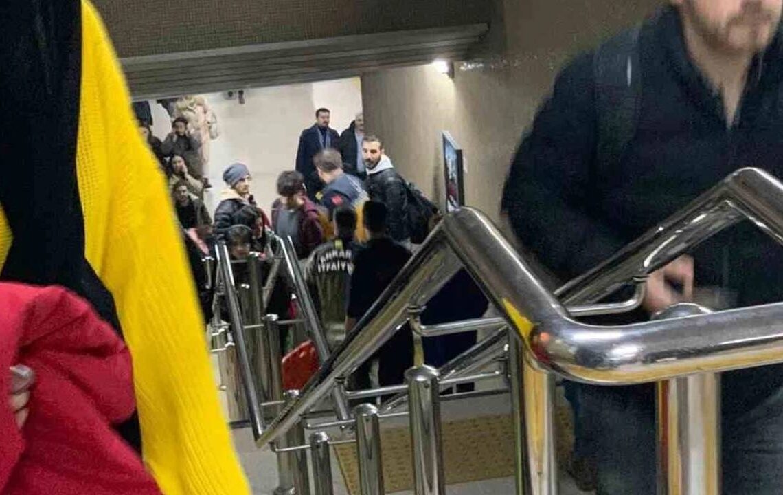Tolga Yavaş'ın özel haberi... Ankara'da iki günde iki intihar: Liseli genç, metronun önüne atladı 1 Tolga Yavaş’ın özel haberi… Ankara’da iki günde iki intihar: Liseli genç, metronun önüne atladı