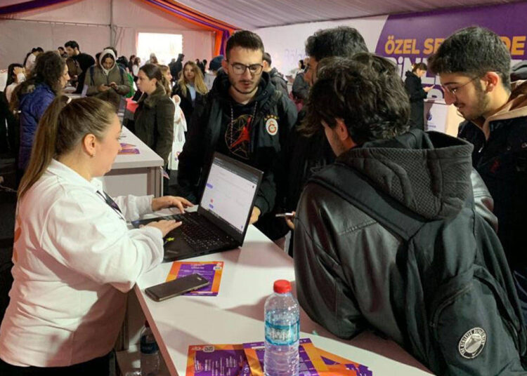 Gençlik festivali değil, iş kuyruğu