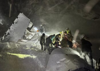 Kardan kapanan yolu açmaya çalışan iş makinesi uçuruma düştü: 2 ölü