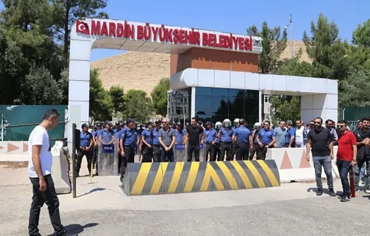 Kayyım, seçime 3 ay kala taşınmazları valiliğe, kasayı AK Partili belediyelere devretti 1 Kayyım, seçime 3 ay kala taşınmazları valiliğe, kasayı AK Partili belediyelere devretti