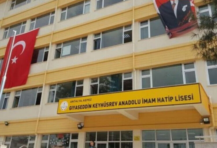 Tekvando şampiyonu öğrenci öğretmeni darp etti 1 Tekvando şampiyonu öğrenci öğretmeni darp etti