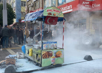 Zabıtanın tezgahını kaldırmak istediği seyyar satıcı kendini yaktı