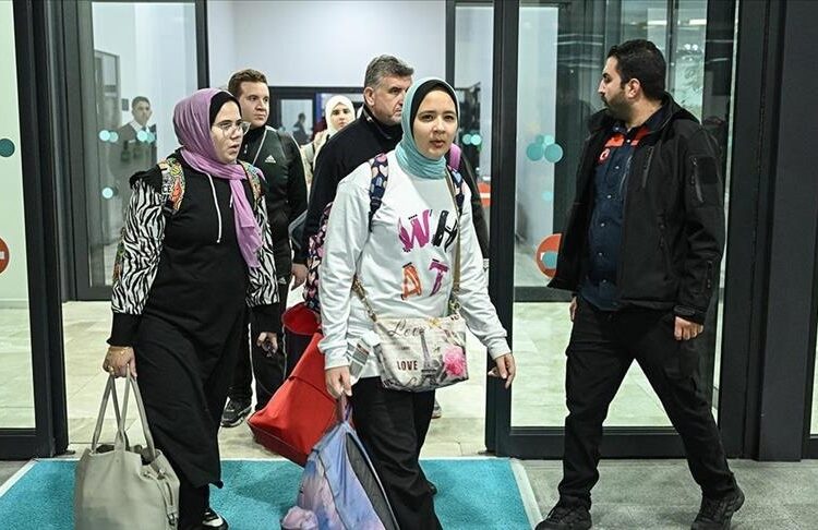 وصول 142 تركيًا إلى إسطنبول بعد إجلائهم من غزة 1 وصول 142 تركيًا إلى إسطنبول بعد إجلائهم من غزة