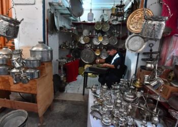 النقش على المعادن تراث عالمي عريق يكافح للاستمرار في بلاد المغرب
