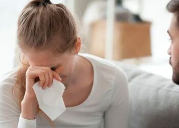 لماذا يضعف الرجال أمام دموع النساء؟.. دراسة توضح