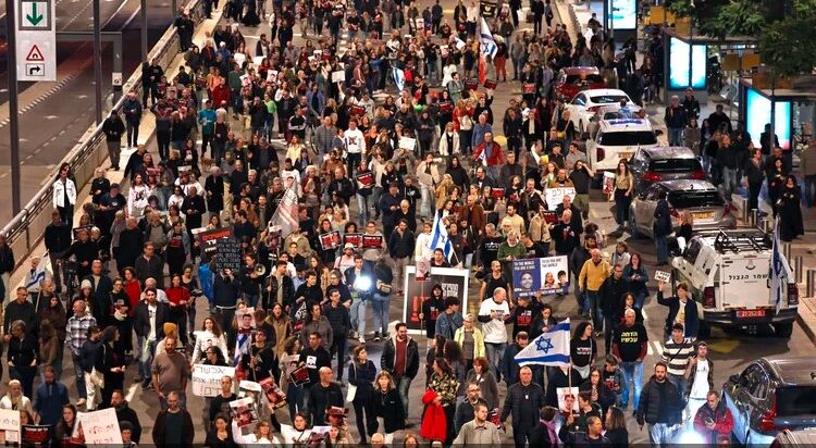 غضب في إسرائيل بعد إعلان الجيش قتل 3 رهائن "بالخطأ" 1 غضب في إسرائيل بعد إعلان الجيش قتل 3 رهائن “بالخطأ”
