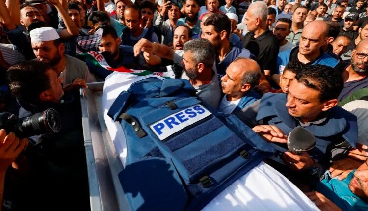 مراسلون بلا حدود للجزيرة نت: غزة مقبرة للصحفيين والأكثر خطورة في العالم 1 مراسلون بلا حدود للجزيرة نت: غزة مقبرة للصحفيين والأكثر خطورة في العالم