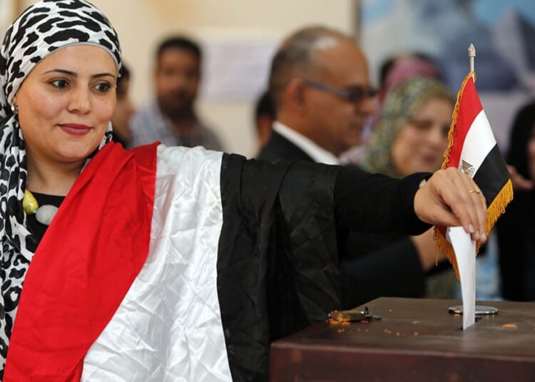 المصريون يدلون بأصواتهم في الانتخابات الرئاسية 1 المصريون يدلون بأصواتهم في الانتخابات الرئاسية