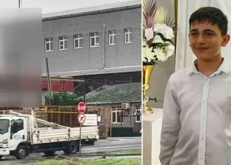 Demir fabrikasında sac büküm makinesine kafası sıkışan 14 yaşındaki çocuk işçi öldü 1 Demir fabrikasında sac büküm makinesine kafası sıkışan 14 yaşındaki çocuk işçi öldü