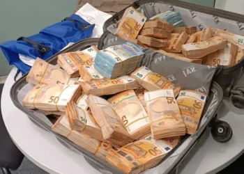 Almanya’da bir yolcunun üzerinde bulunan 455 bin euroya el kondu