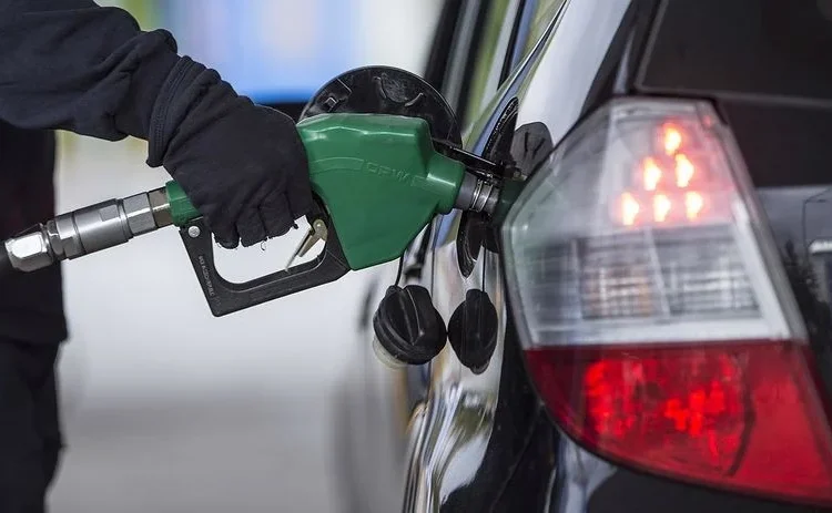 Benzine dev zam pompaya yansıdı 1 Benzin fiyatına yüksek zam: Depo artık 1800 liraya dolacak