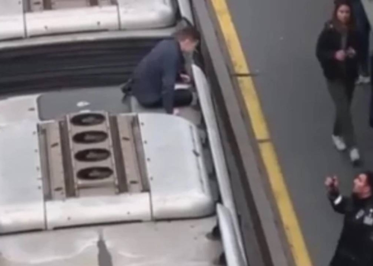 Metrobüsün üstünde yolculuk yapan kişi yakalandı 1 Metrobüsün üstünde yolculuk yapan kişi yakalandı