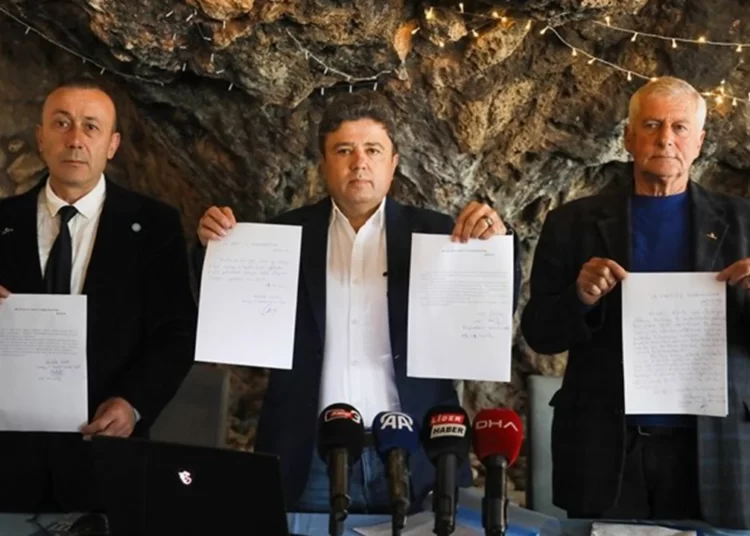 İYİ Parti Antalya yönetiminde toplu istifa: 'Muhalefete muhalefet yapar olduk' 1 İYİ Parti Antalya yönetiminde toplu istifa: ‘Muhalefete muhalefet yapar olduk’