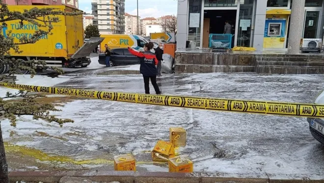 PTT şubesinde kargo patladı: 4 yaralı 1 PTT şubesinde kargo patladı: 4 yaralı