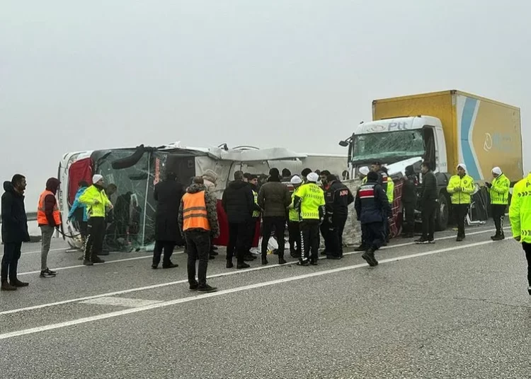 Malatya'da otobüs devrildi: 3 ölü, 29 yaralı 1 Malatya’da otobüs devrildi: 3 ölü, 29 yaralı